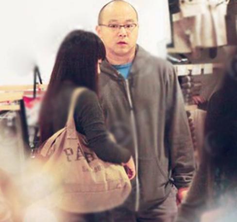 粉丝老婆将手搭在了窦唯的肩上,一副很甜蜜的样子。