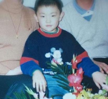 这个小男孩面容非常清秀，五官非常突出，看起来有点小帅气，你能猜出是哪位男明星的童年照吗？