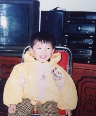 这张童年照中的小男孩是单眼皮，你猜出是哪位男明星的童年照了吗？