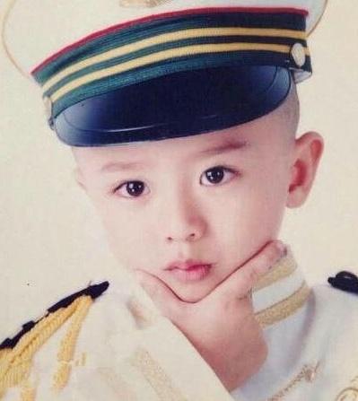 好可爱，吐舌头超级Q的，小时候应该是个很单纯呆萌的孩子。你能看出他是谁来吗？