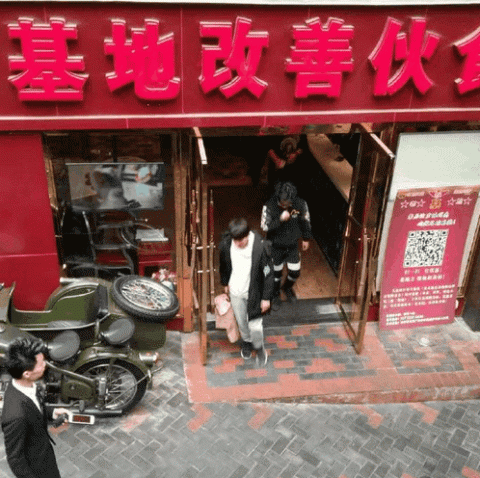 据悉这家火锅店在重庆，看来王源也是个十足的吃货啊.