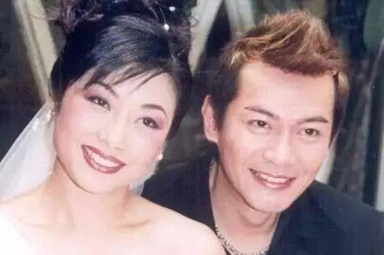 1992年,江华与麦洁文秘密结婚,1995年,两人的儿子bryan出生.