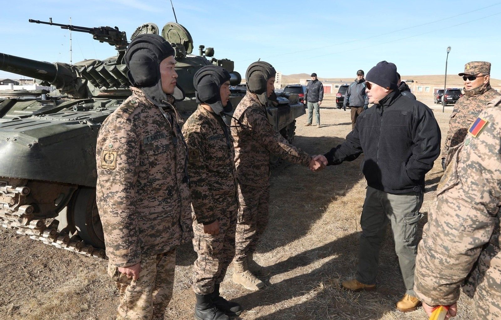 美俄装备供着:蒙古最老牌部队进行战术演练