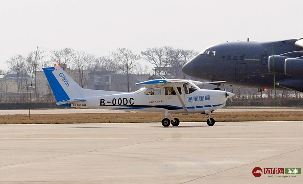 2019年3月22日，小鹰-700飞机停泊在位于西安阎良的航空工业试飞中心机场。 刘其东 摄