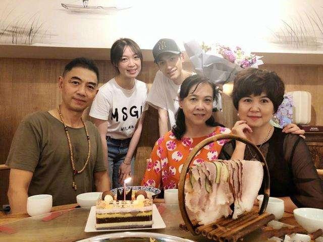 罗云熙自曝曾是全家最丑本以为是玩笑看到全家福后我信了