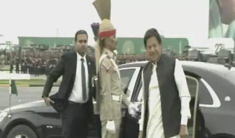 ▲巴基斯坦总理伊姆兰⋅汗到达阅兵场（图源：《黎明报》)