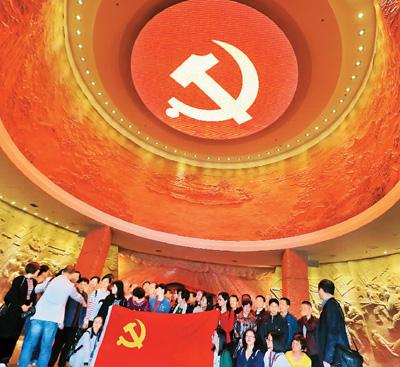 来自全国各地的党员群众纷纷走进浙江嘉兴南湖革命纪念馆,回顾建党