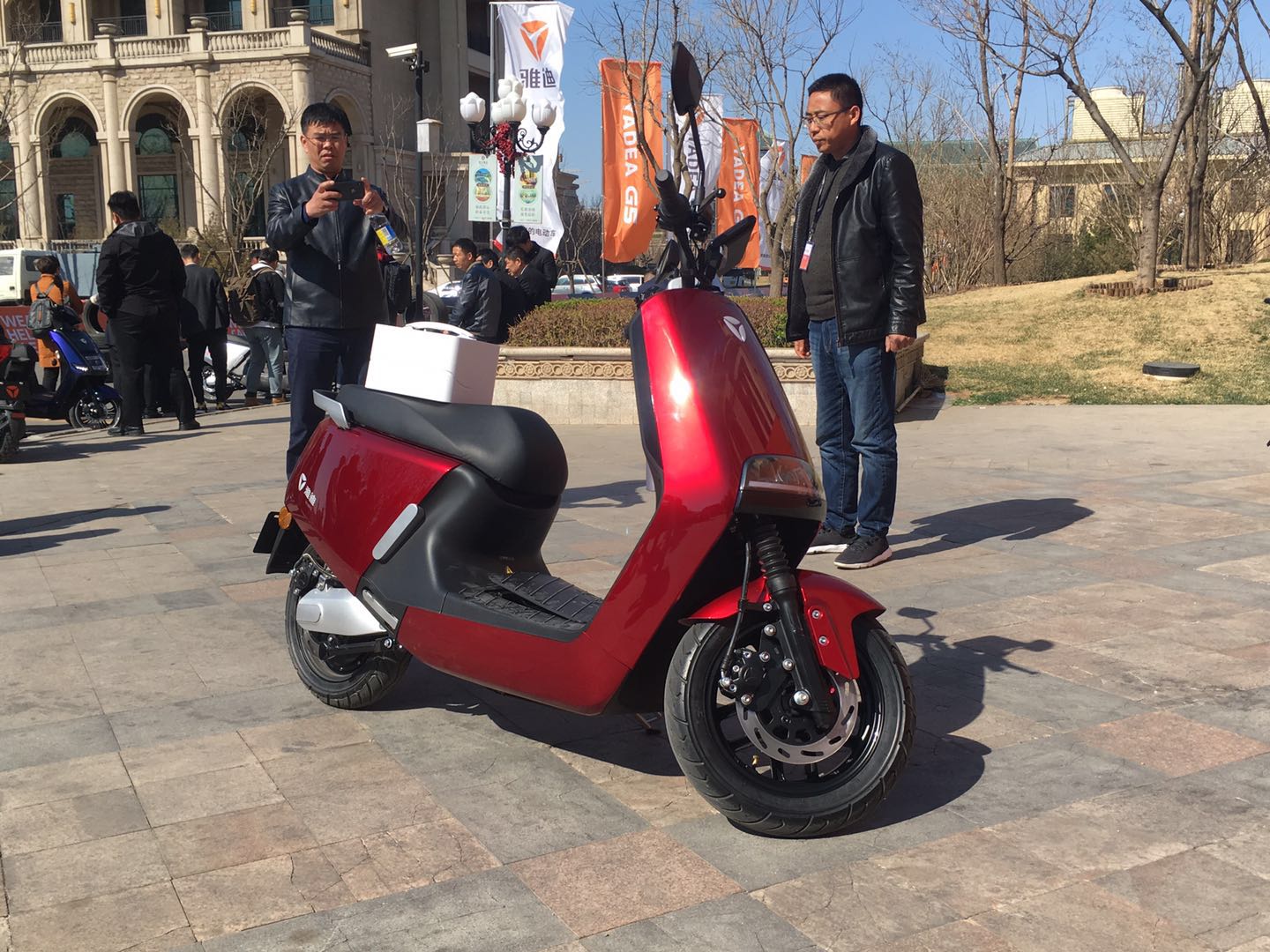 搭载特斯拉同款三元锂电池 雅迪g5电动车发布