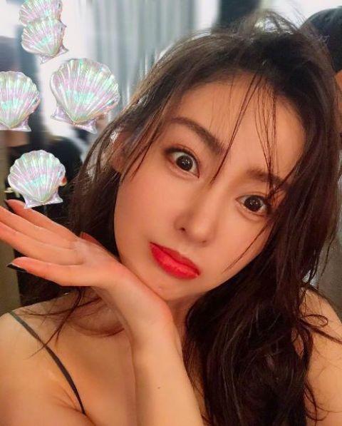 九宫格里面这九张自拍照不管拍的再好看，也完全像是另一个让人记不住长相的网红路人脸。