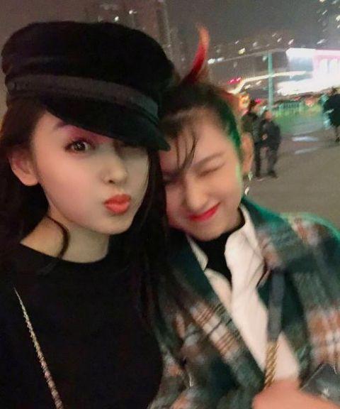 不仅如此，张天爱所发布的九宫格自拍也是完全跟以前不一样了。