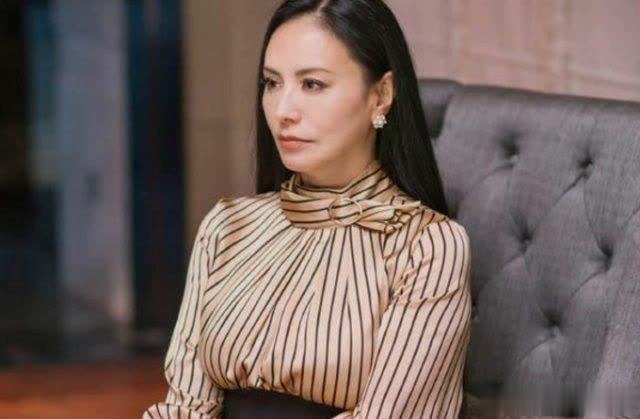 而其他镜头中,也可以清晰看出52岁田丽的身材,赛过了姚晨等人。