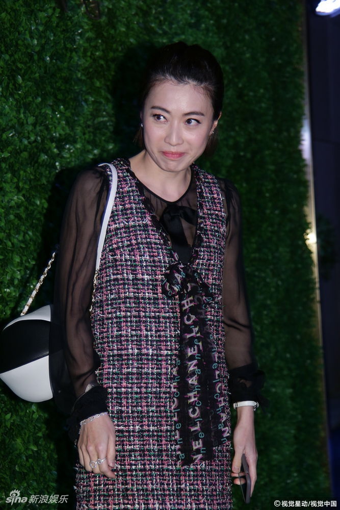 刘銮雄爱妻甘比独自出席活动造型贵气十分抢镜