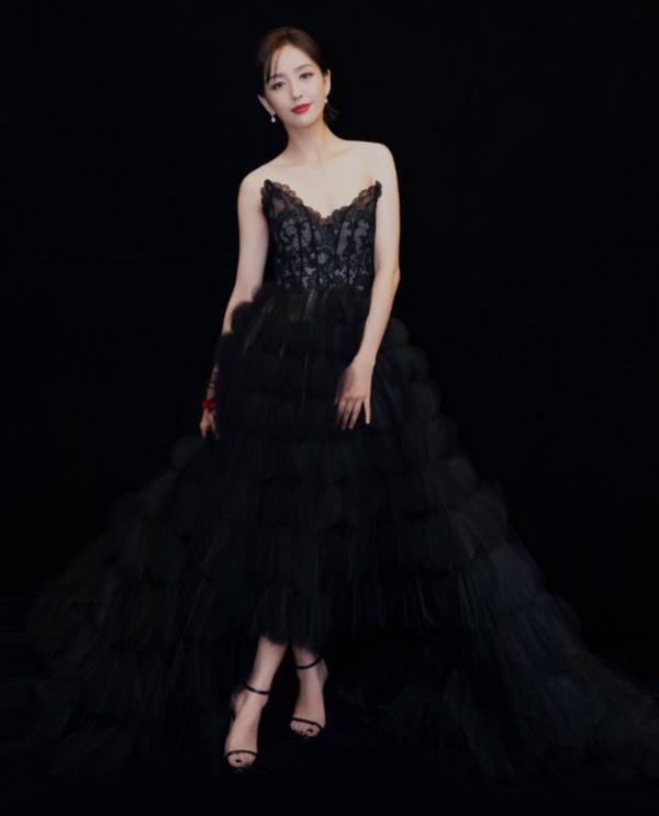 一身黑色纱裙给这个少数民族气息浓重的演员增添了一股神秘的气息。
