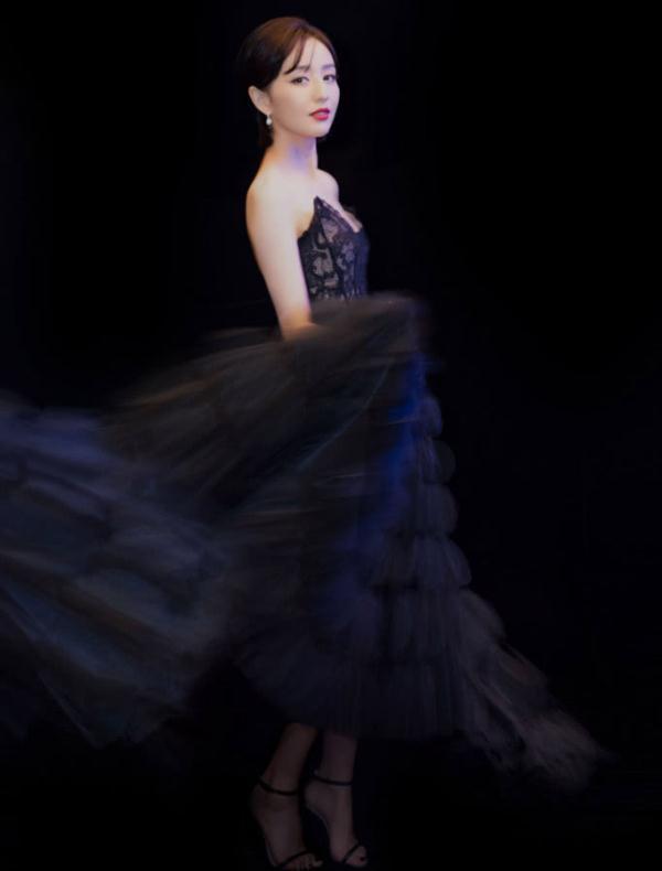 飘荡的裙摆犹如暗夜精灵般的飘逸灵动，更是显得青春活力气质不凡。