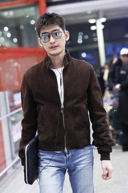 张翰留胡茬男人味爆发穿休闲皮夹克也遮不住总裁范