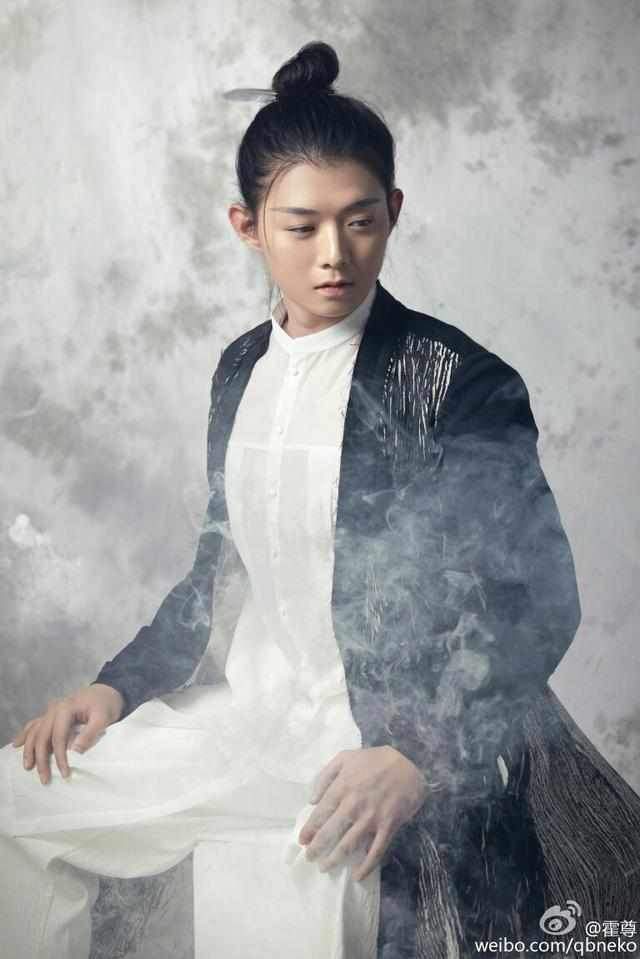 1990年的霍尊出生在音乐世家，父亲是知名音乐人火风，母亲也曾经是为歌手。