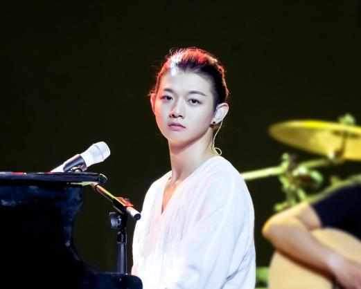 最近，霍尊的一组素颜照曝光引起了网友的激烈讨论。