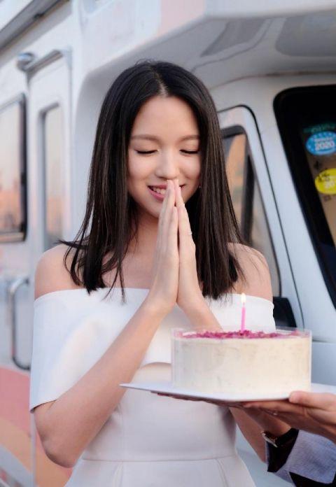 张梓琳白裙过生日,许愿笑容迷人,网友:不易被合影的美女明星