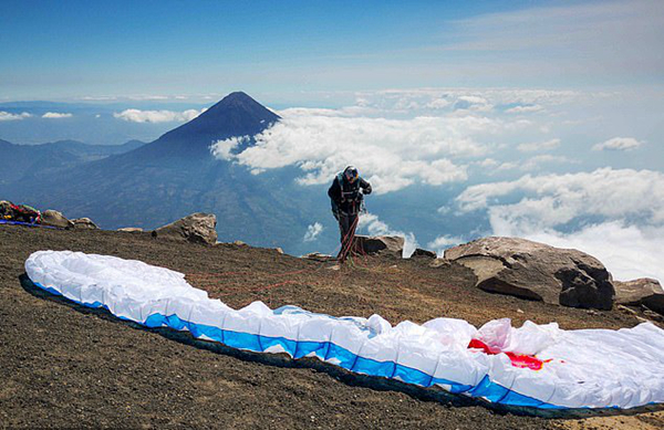 極限運動愛好者乘滑翔傘飛越富埃戈火山