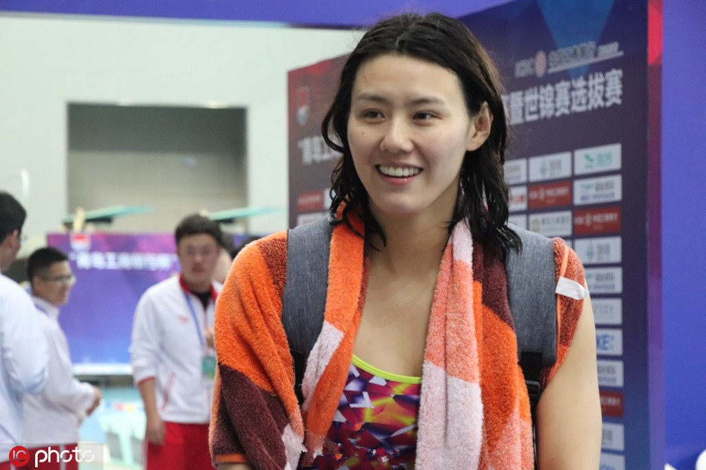 游泳冠军赛刘湘热身吃香蕉引关注