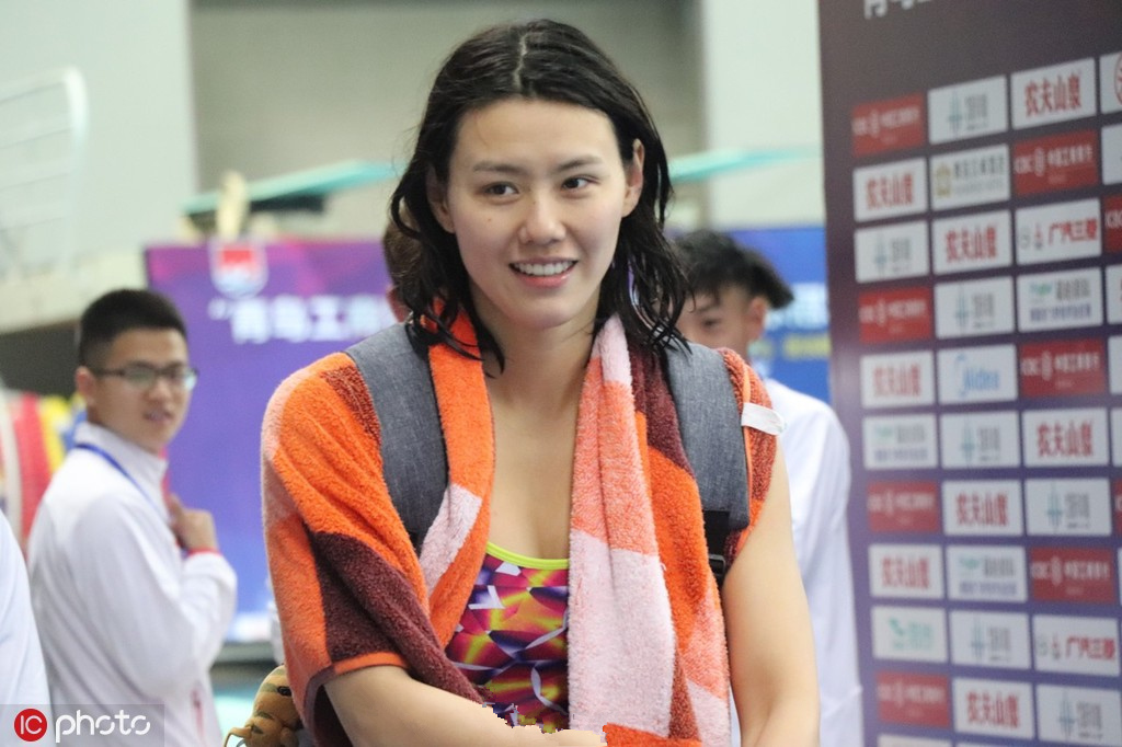 游泳冠军赛刘湘热身吃香蕉引关注