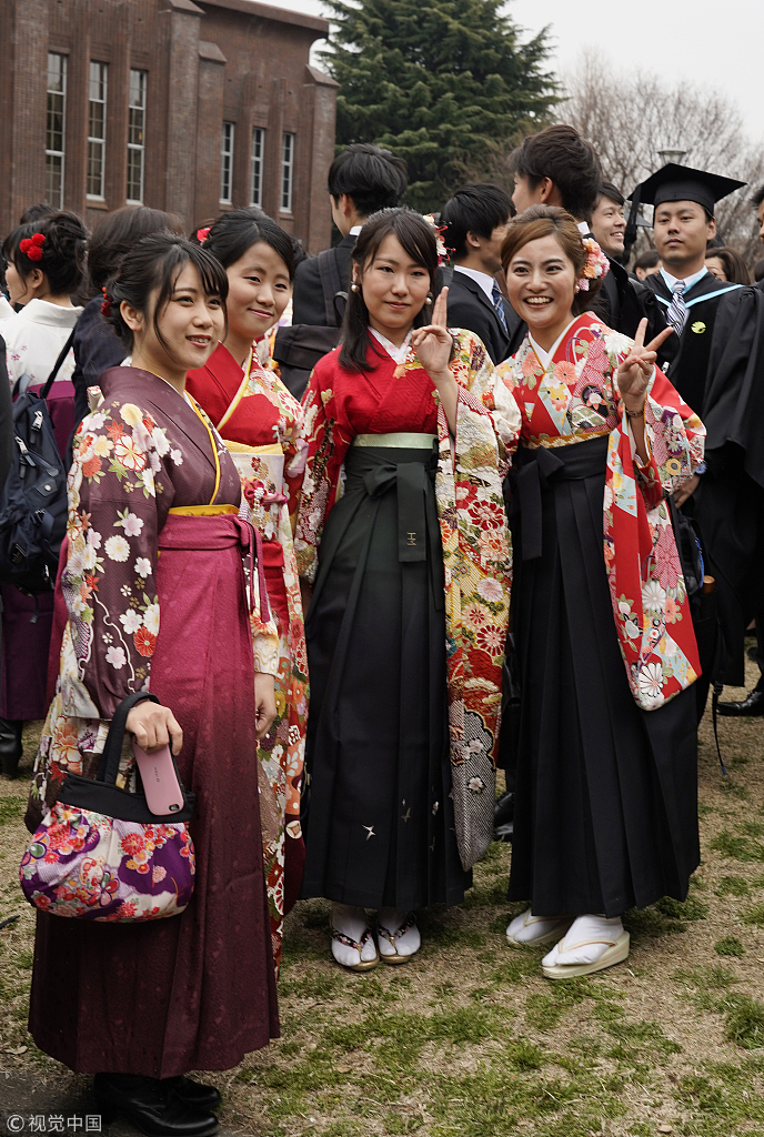 日本东京大学迎春季毕业典礼女学生穿和服参加