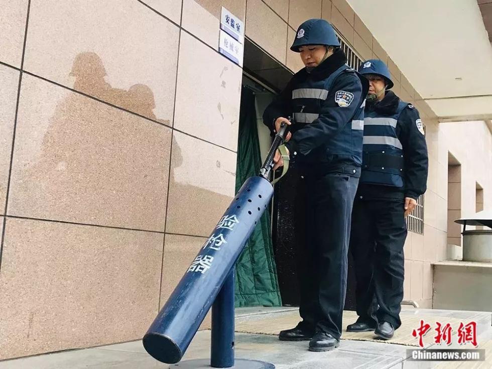 "2016年,大学毕业的丁瑞鹏并未选择汽修相关职业,而是成了一名押运员.