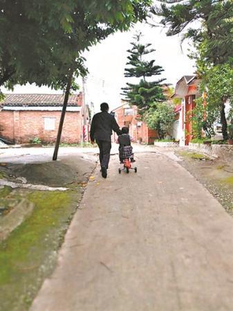 为了寻找小女孩的家，民警挨家挨户走访。