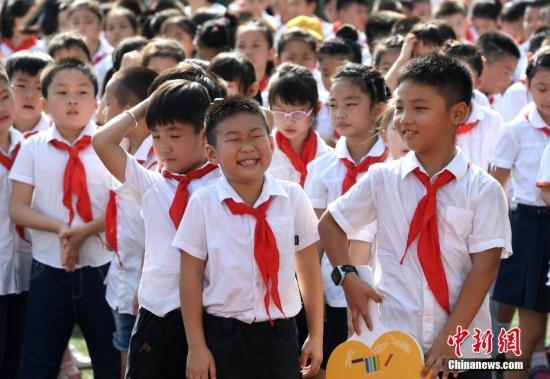 资料图：小学生参加开学典礼，迎接开学第一天。中新社记者 韩苏原 摄
