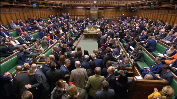 英国政府失去脱欧控制权 三位大臣先后辞职