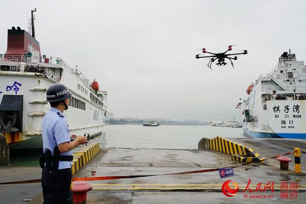 边检民警正在操作无人机对秀英港口开展巡查