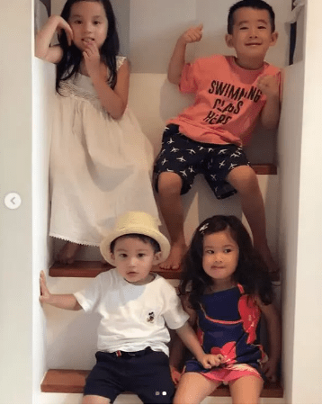 不过也已经会偶然在镜头前做鬼脸，摆出一些古灵精怪的表情。