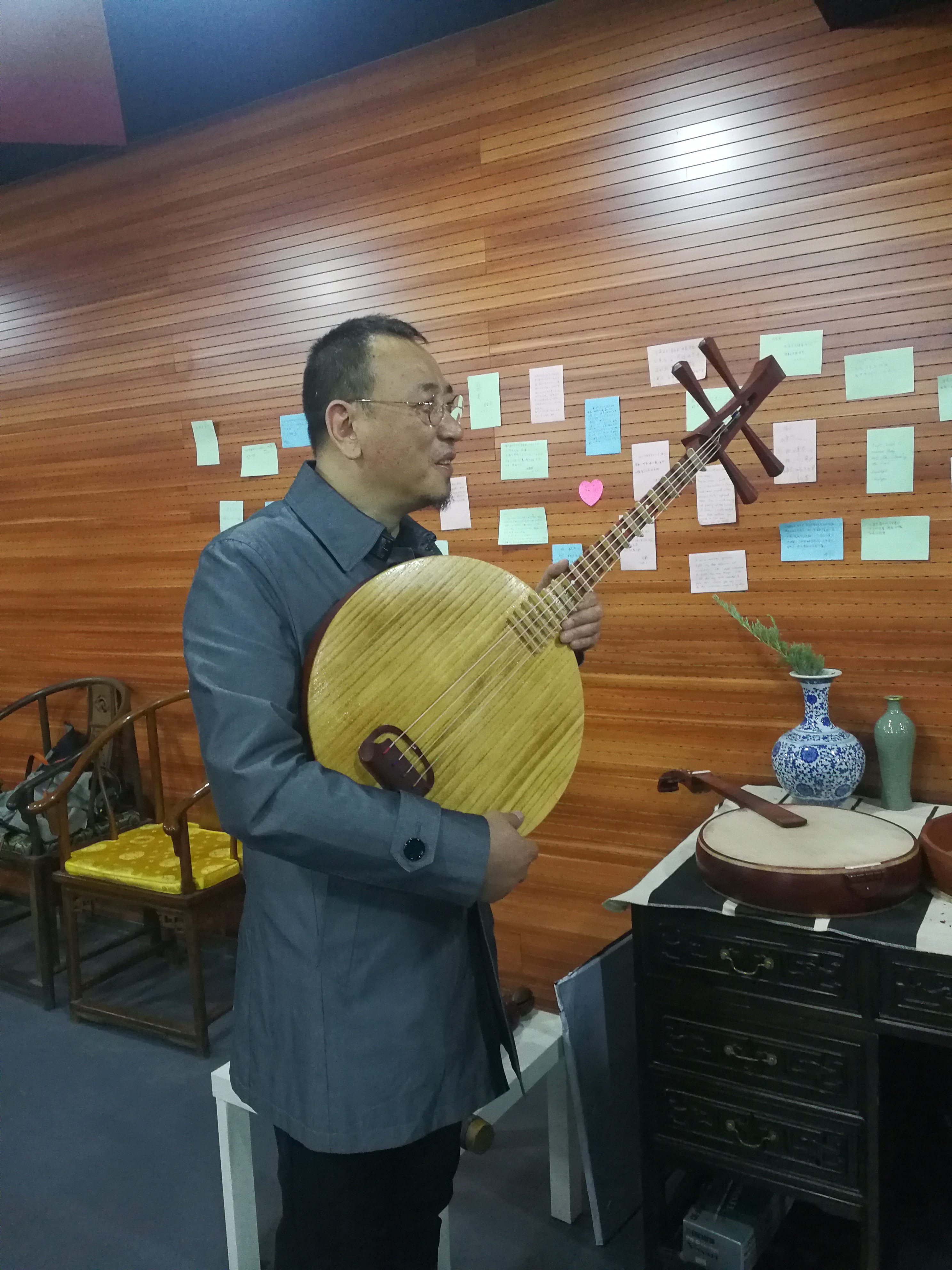 冯满天为媒体介绍仿唐阮