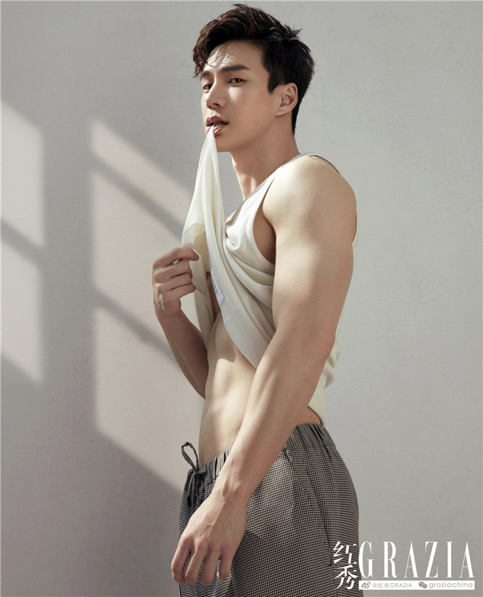 近日,王冠逸露出一组阳光男孩与肌肉man混合气质的写真大片,大秀肌肉!