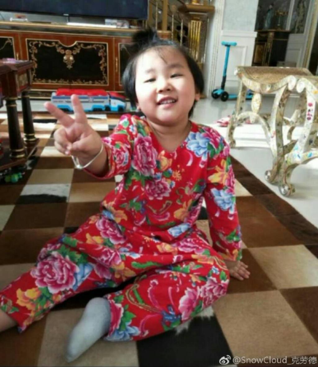 郭汾瑒对着镜头卖萌，开心地伸出2根手指，这样的年纪可能就是最无忧无虑的了。