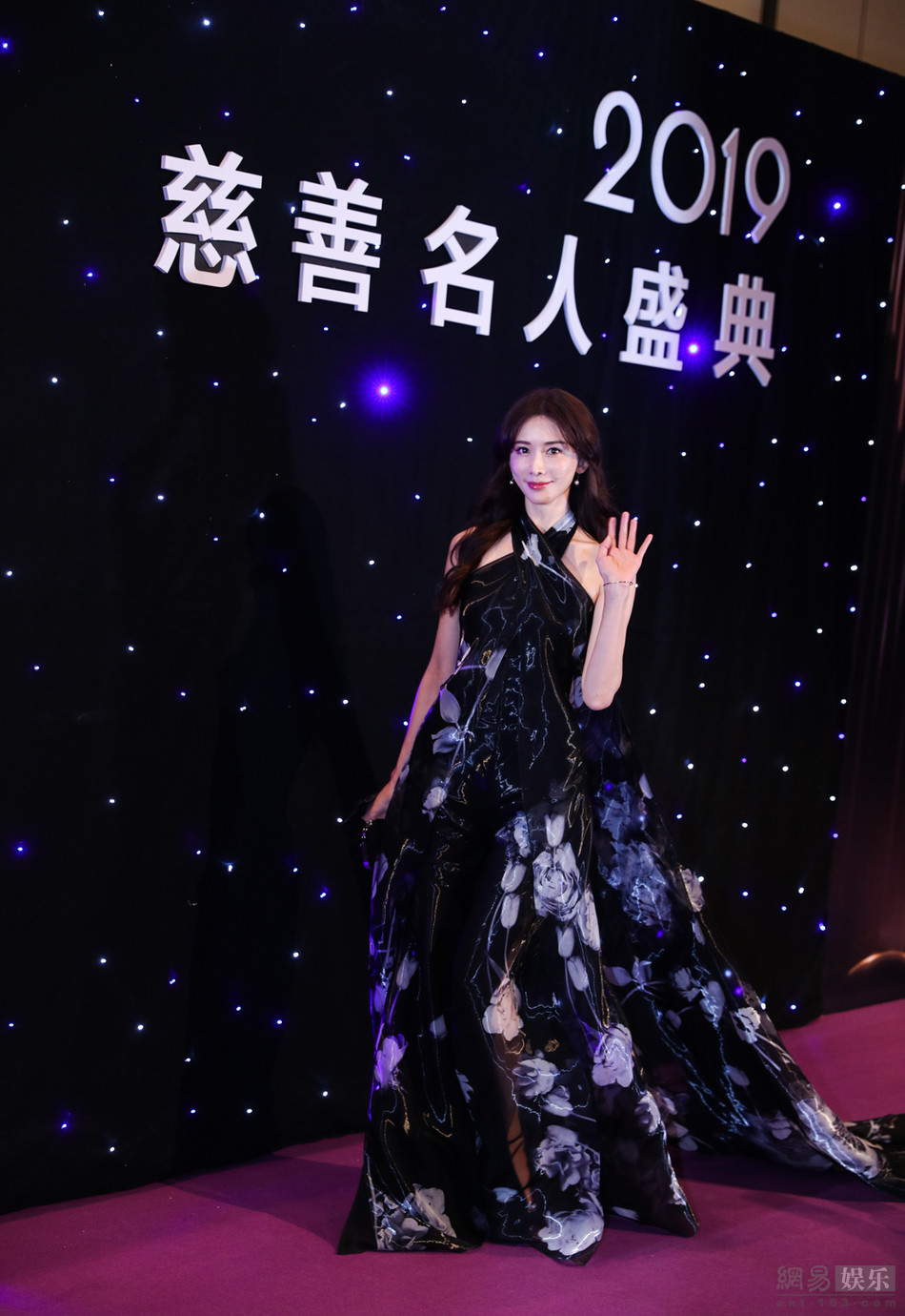 林志玲印花裙美背尽显 杨澜开叉礼服秀美腿