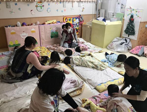 孩子们晚上8点半准备睡觉