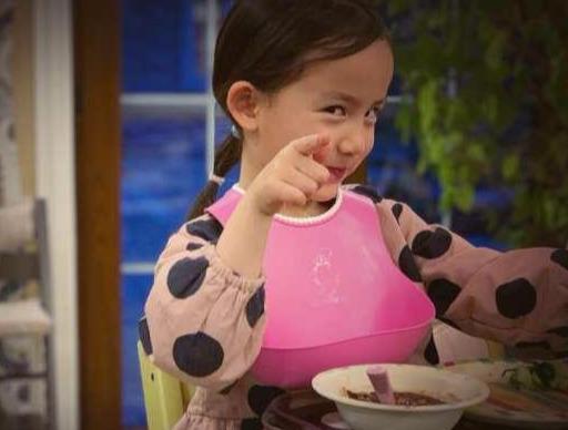 如今,一家五口其乐融融,弟弟有两个姐姐保护,真的是家中最幸福的人了吧?