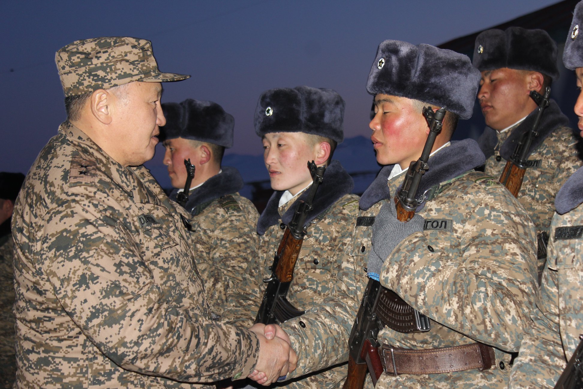 俄蒙边境上蒙古巡逻兵仍在骑马巡逻