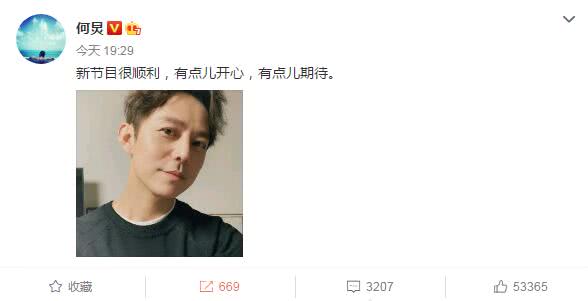 仰头侧脸面对镜头的何炅，一如既往的自信，微微一笑很是帅气。