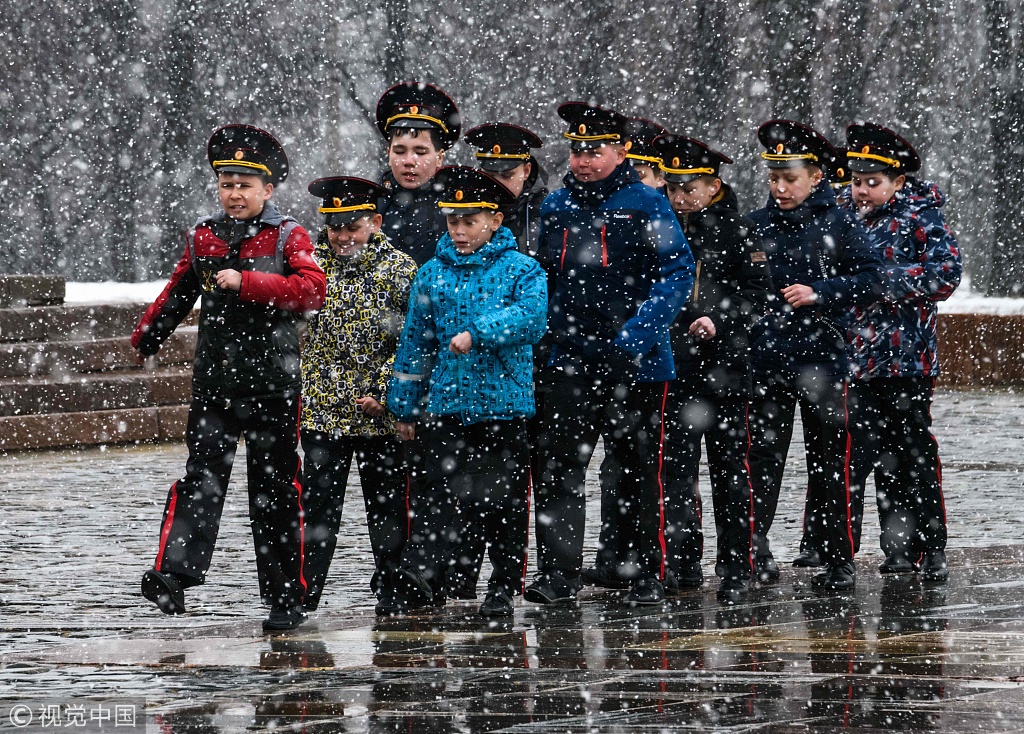 俄罗斯举办年度军校联欢活动萌娃穿军装踢正步有模有样