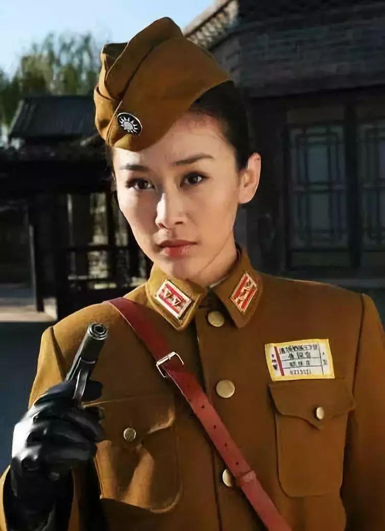 其实,影视中常见的那种国民党女兵形象:船形帽,小翻领,扎领带,大马靴