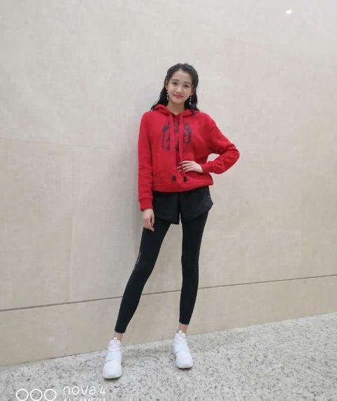 关晓彤本想秀长腿，却被脚趾抢戏，网友：原来她也是“美人脚”