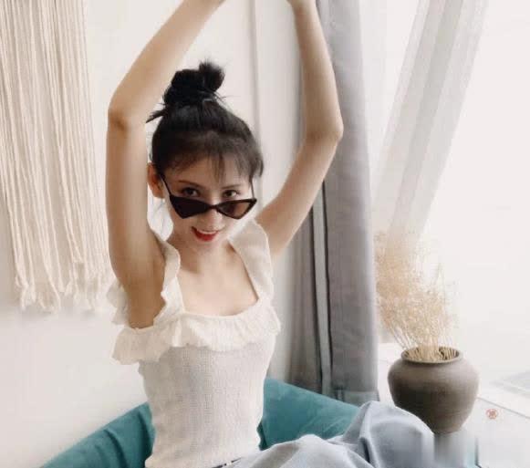 张予曦日常照，一身休闲打扮，长发披肩十分少女，高鼻梁精致的瓜子脸，变瘦后脸型也变长了。