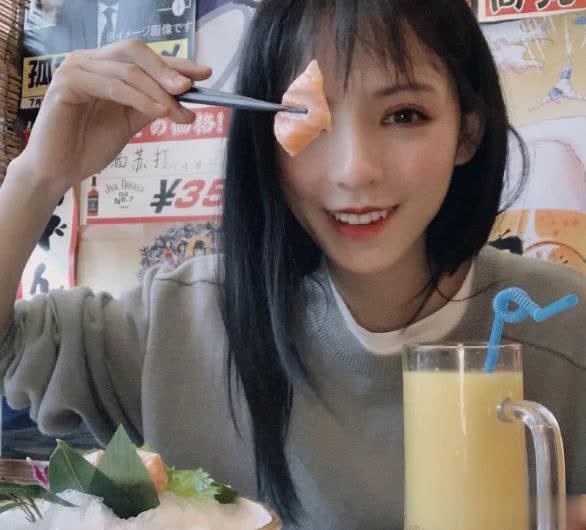 张予曦浴室自拍照，眼窝凹陷，双手细得只剩下骨头了