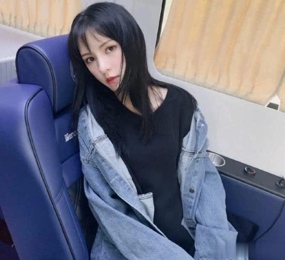 张予曦半身照，身穿白色吊带针织衫，小蛮腰A4都不到，双腿实在太瘦了，坐下来牛仔裤全是皱褶