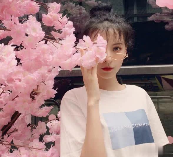 张予曦美颜自拍照，滤镜下看起来很不自然。