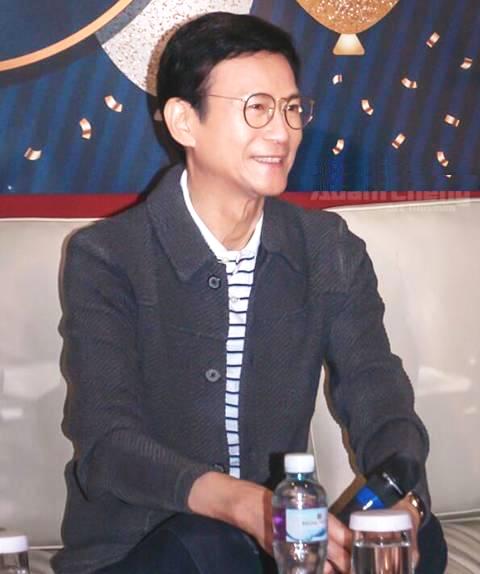 72岁郑少秋近照曝光风度翩翩神采奕奕容颜不老