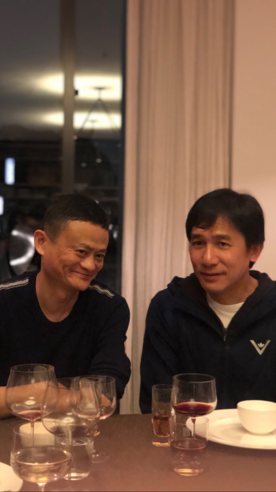 刘嘉玲晒梁朝伟和马云合影 两人举杯高谈神情愉悦