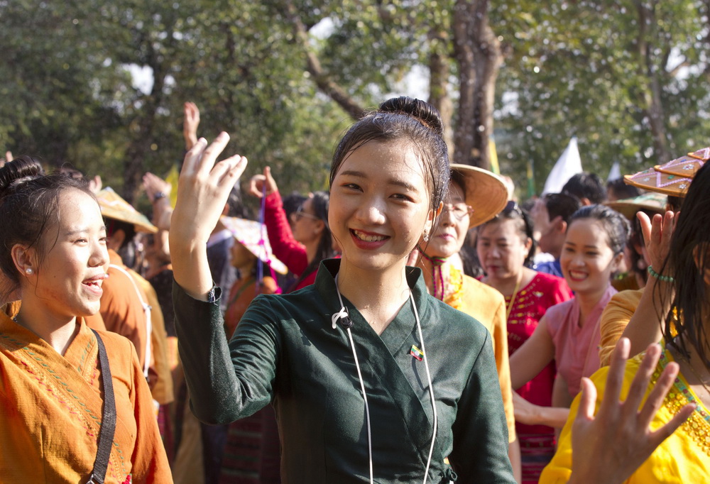 缅甸掸族庆祝传统泼水节街头水仗狂欢嗨翻天